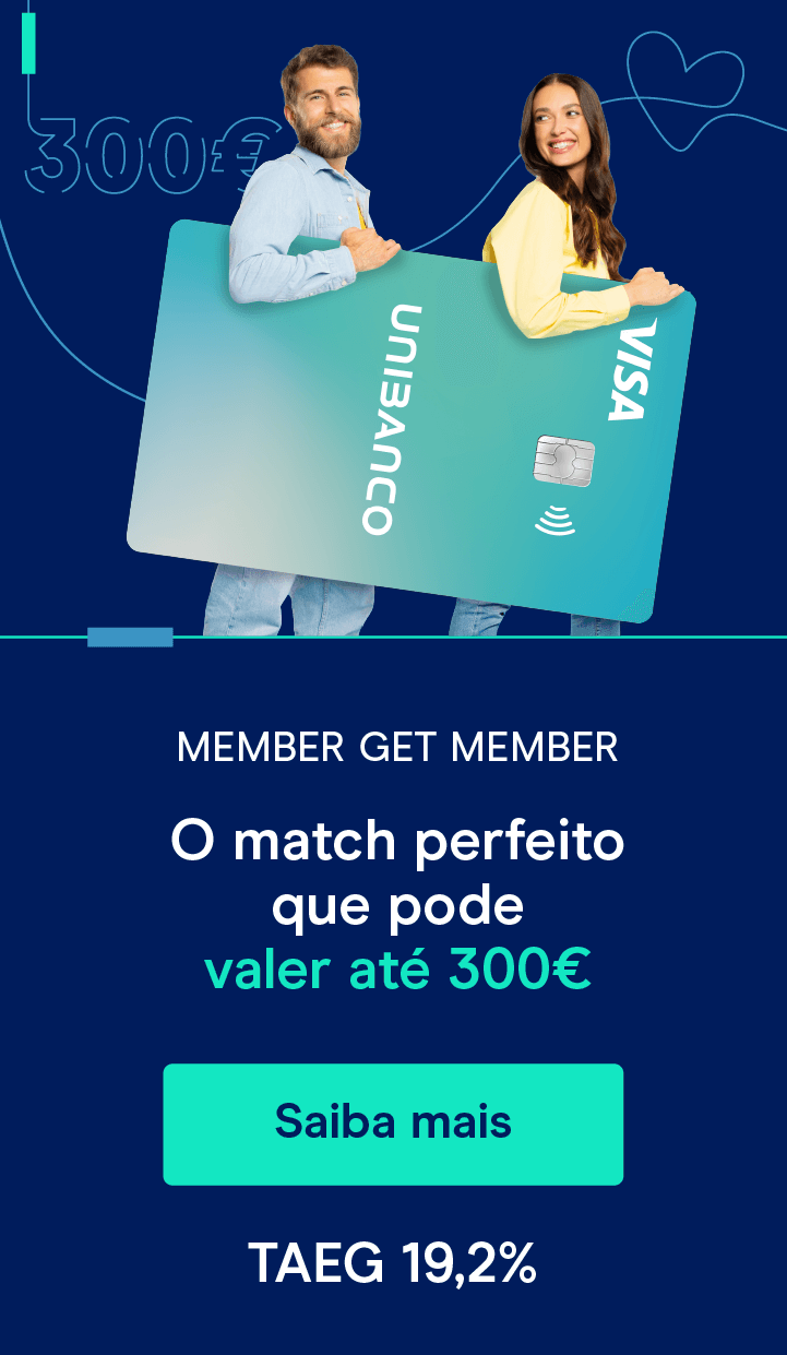 Casal a segurar um cartão de crédito unibanco que promove campanha member get member onde pode ganhar 300 euros