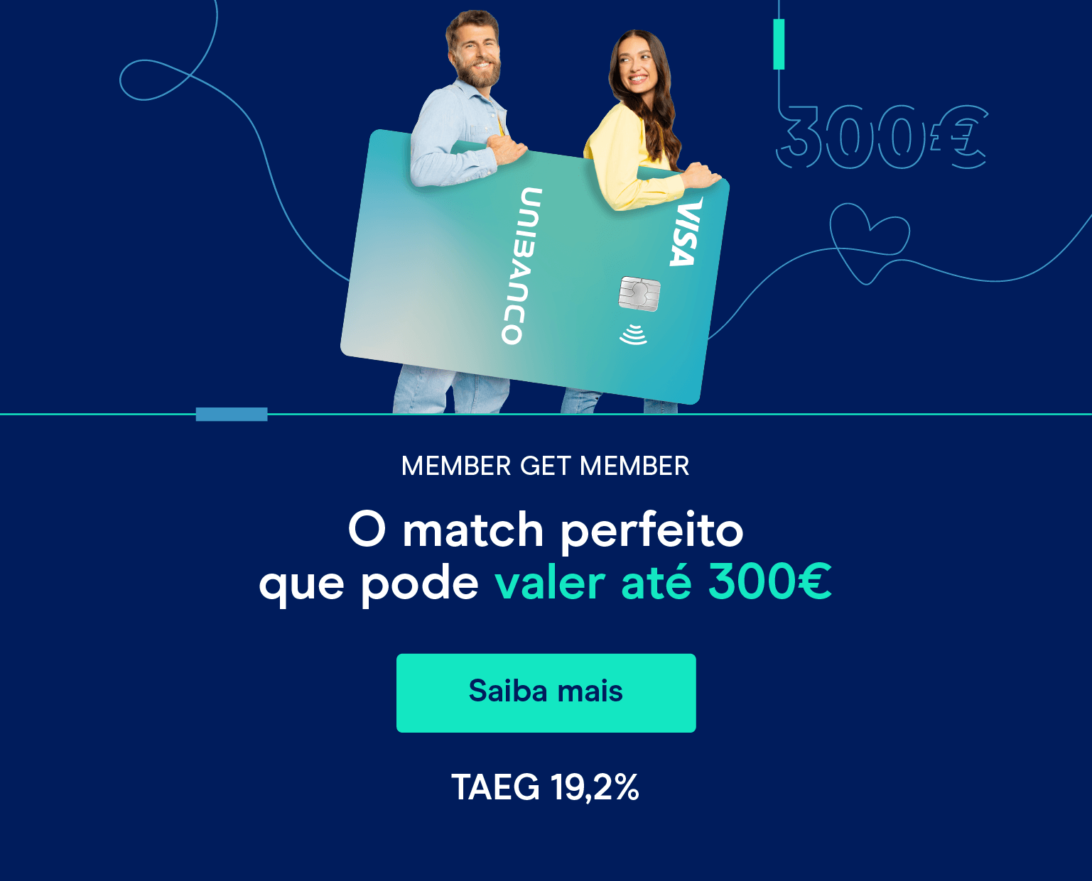 Casal a segurar um cartão de crédito unibanco que promove campanha member get member onde pode ganhar 300 euros