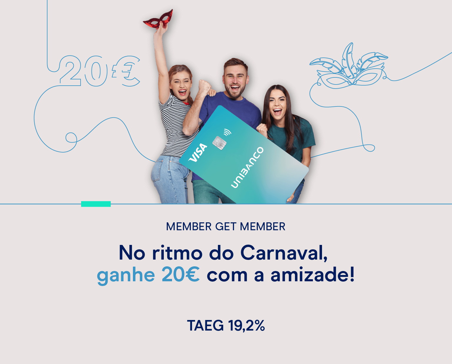 Três pessoas jovens a segurar o cartão Unibanco ilustrando a campanha member get member