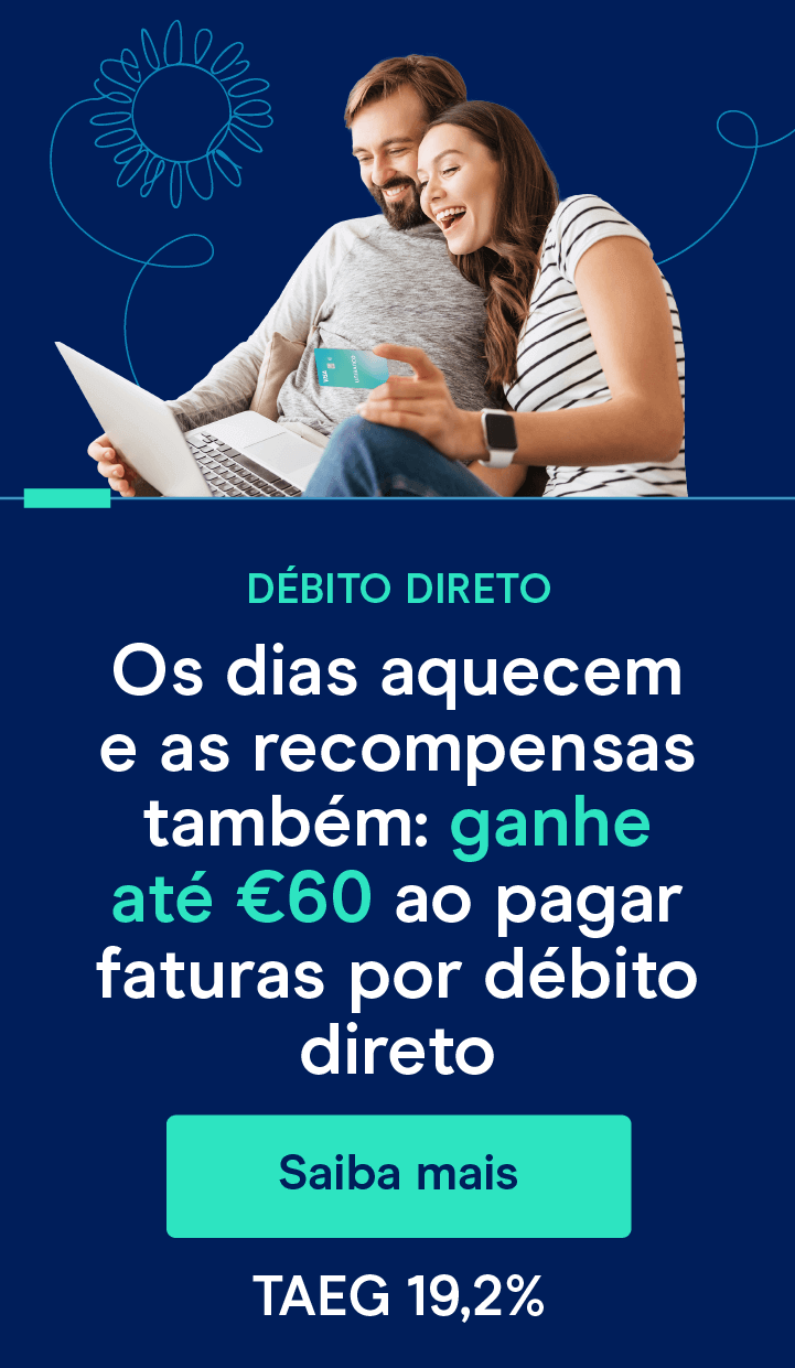 Casal com o cartão de crédito unibanco simulando uma domiciliação de uma compra