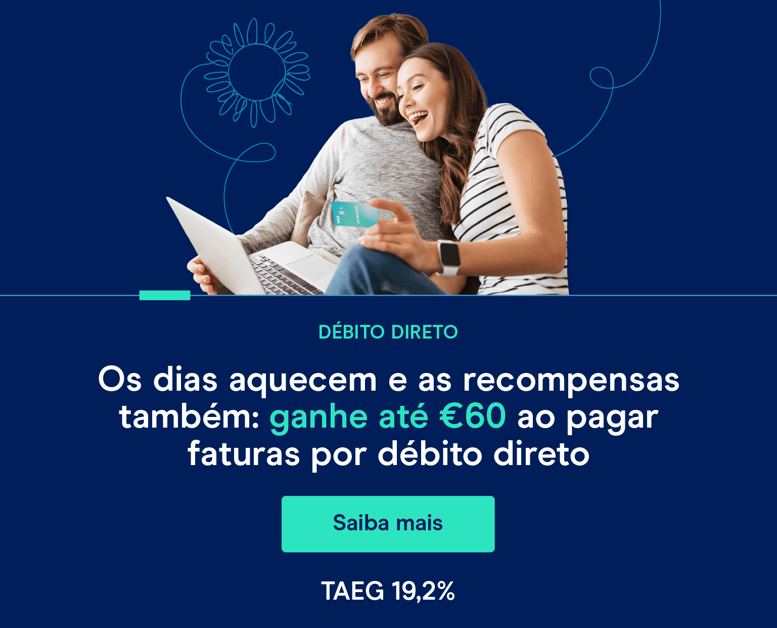 Casal com o cartão de crédito unibanco simulando uma domiciliação de uma compra